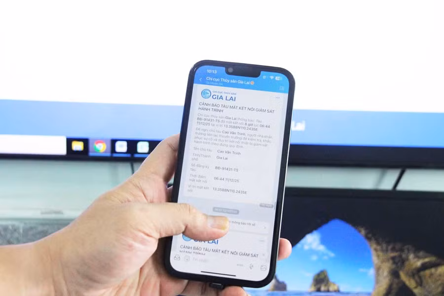 Hệ thống cảnh báo tàu cá thông minh khi phát hiện tàu cá mất kết nối sẽ tự động gửi tin nhắn cảnh báo đến chủ phương tiện. Ảnh: Trọng Lợi