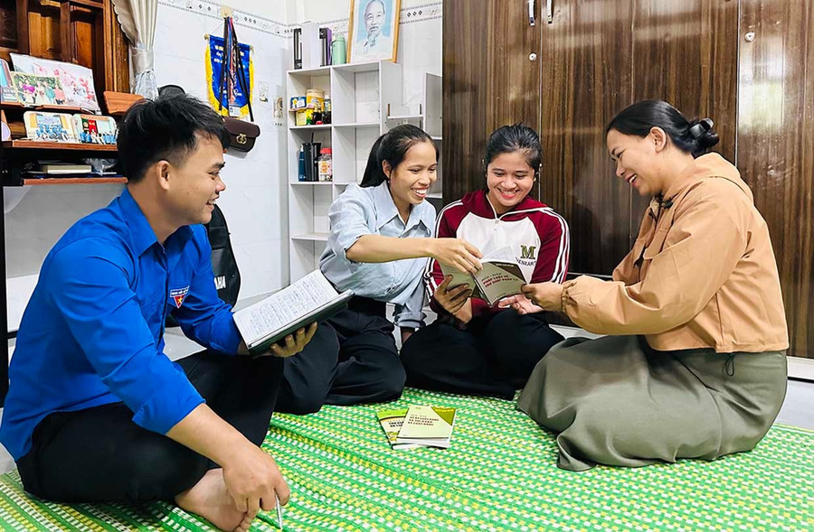 Chị Đinh Thị Cúc (thứ 2 từ trái sang) cùng Đoàn Thanh niên xã An Vinh tuyên truyền phòng, chống tảo hôn và pháp luật cho người dân. Ảnh: T.C