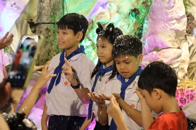 Các em chụp ảnh lưu niệm cùng gia đình, bạn bè dưới nền "tuyết rơi".