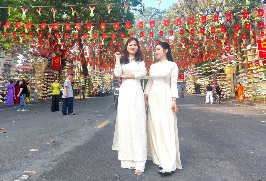 Một trong những địa điểm thu hút người dân đến thăm quan, chụp ảnh﻿ lưu niệm là đường Quang Trung, phường Thủ Dầu Một.