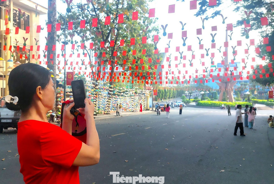 Công trình﻿ không sử dụng vật liệu cầu kỳ mà được hình thành từ những chiếc nón lá giản dị, mộc mạc.