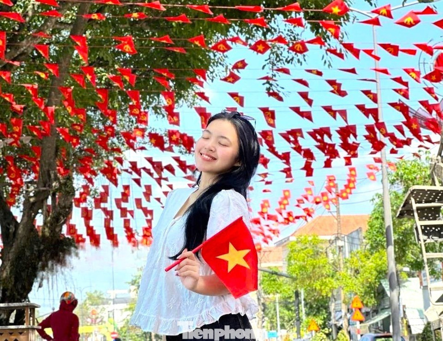 Tuyến đường Bạch Đằng, ven sông Sài Gòn cũng rất độc đáo﻿. Phường Thủ Dầu Một thực hiện ở đây công trình đường cờ Tổ quốc.