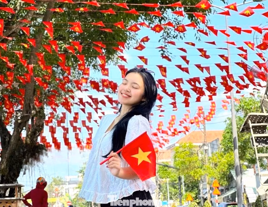 Tuyến đường Bạch Đằng, ven sông Sài Gòn cũng rất độc đáo﻿. Phường Thủ Dầu Một thực hiện ở đây công trình đường cờ Tổ quốc.