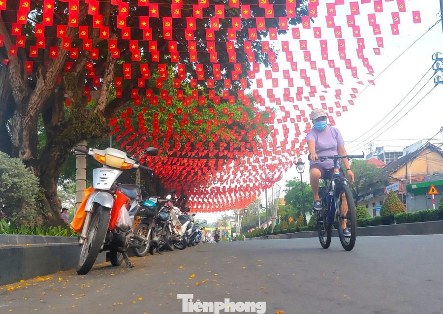 Tuyến đường Bạch Đằng, ven sông Sài Gòn cũng rất độc đáo﻿. Phường Thủ Dầu Một thực hiện ở đây công trình đường cờ Tổ quốc.