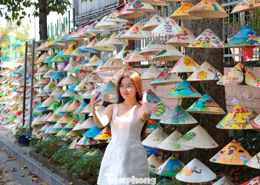 Công trình﻿ không sử dụng vật liệu cầu kỳ mà được hình thành từ những chiếc nón lá giản dị, mộc mạc.