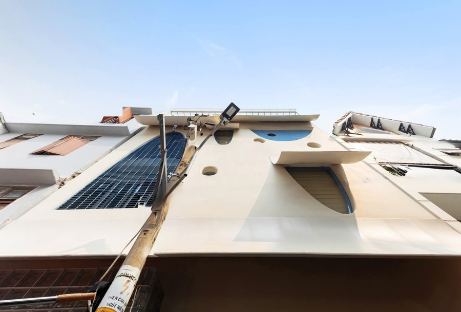 Bên trong, ý niệm giấy note tiếp tục được kéo dài qua các góc bo cong, bề mặt uốn lượn và hệ tủ bàn liền khối, tạo nên sự liên tục dịu dàng giữa các tầng.