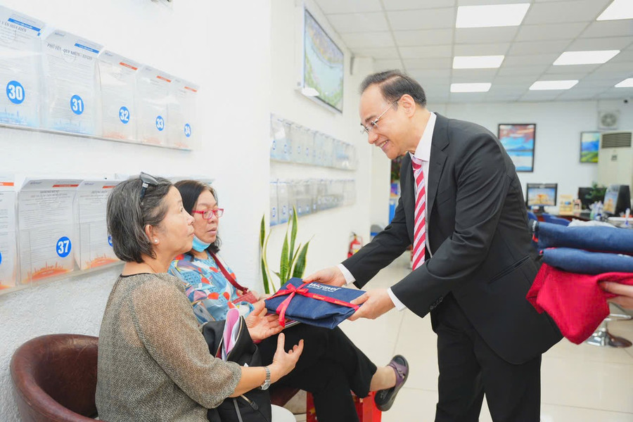 Ông Trần Đoàn Thế Duy - Tổng Giám đốc Công ty CP Du lịch Vietravel tặng quà cho khách hàng đến đăng kí mua tour nhân sự kiện Lễ ra mắt.