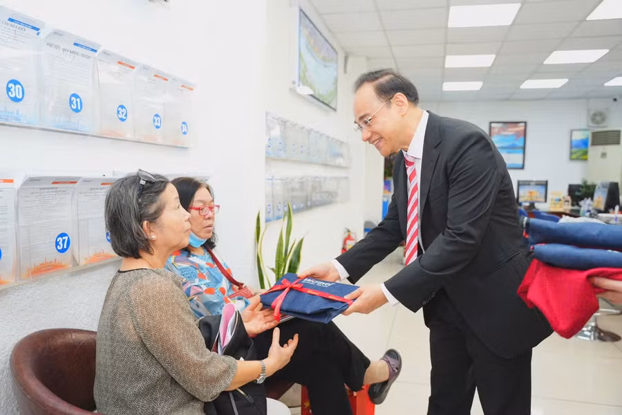 Ông Trần Đoàn Thế Duy - Tổng Giám đốc Công ty CP Du lịch Vietravel tặng quà cho khách hàng đến đăng kí mua tour nhân sự kiện Lễ ra mắt.