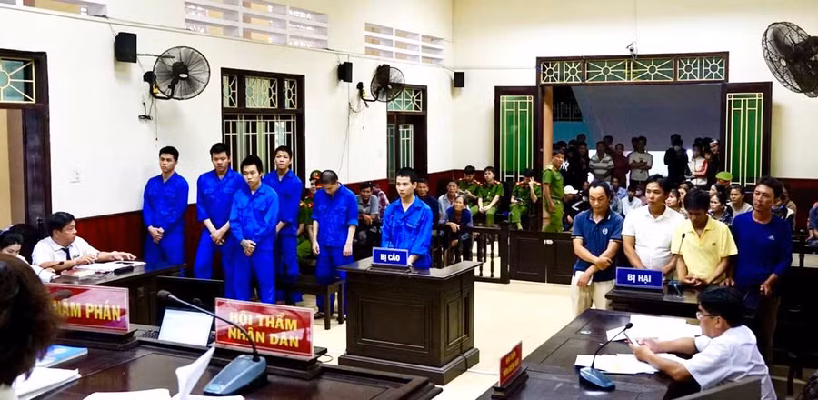 Quang cảnh phiên tòa xét xử tội giết người và gây rối trật tự công cộng xảy ra tại xã Vân Canh trong đó có một số bị cáo là người chưa thành niên. Ảnh: K.A