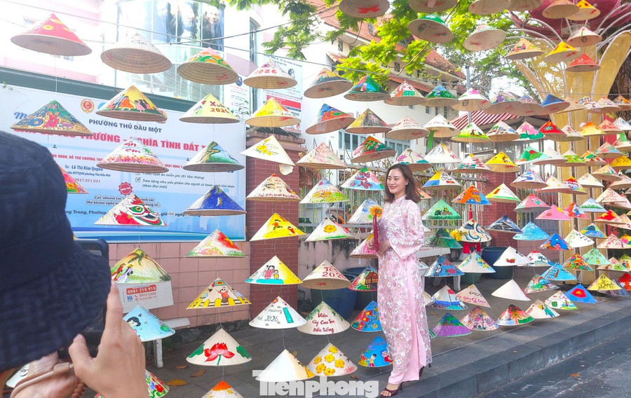 Ngày 23/12, ghi nhận của phóng viên báo Tiền Phong, trên nhiều tuyến đường ở TPHCM – khu vực Bình Dương trước đây đã tràn ngập sắc đỏ, vàng vui tươi đón Tết Dương lịch 2026.