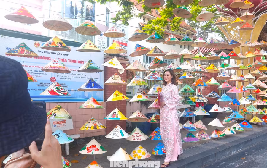 Ngày 23/12, ghi nhận của phóng viên báo Tiền Phong, trên nhiều tuyến đường ở TPHCM – khu vực Bình Dương trước đây đã tràn ngập sắc đỏ, vàng vui tươi đón Tết Dương lịch 2026.