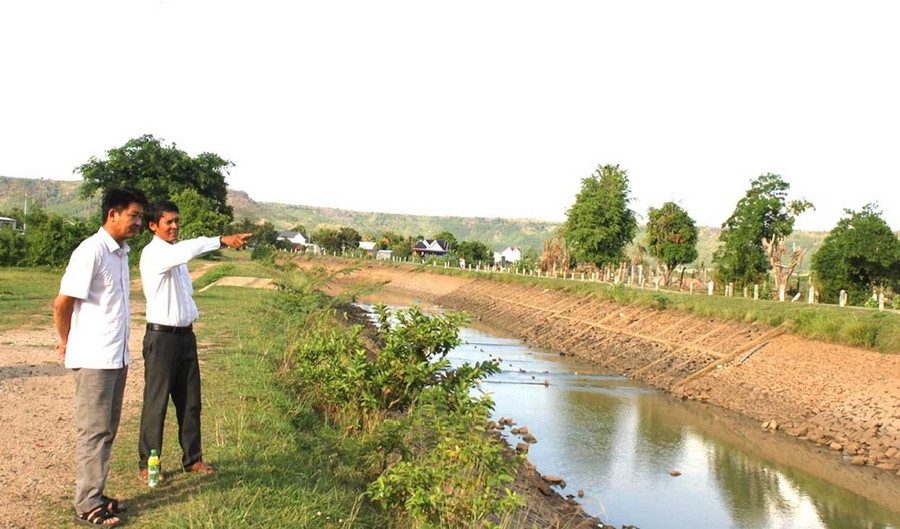Hệ thống kênh thủy lợi Ayun Hạ được đầu tư dẫn nước về đồng ruộng, mang lại những vụ mùa bội thu. Ảnh: V.C