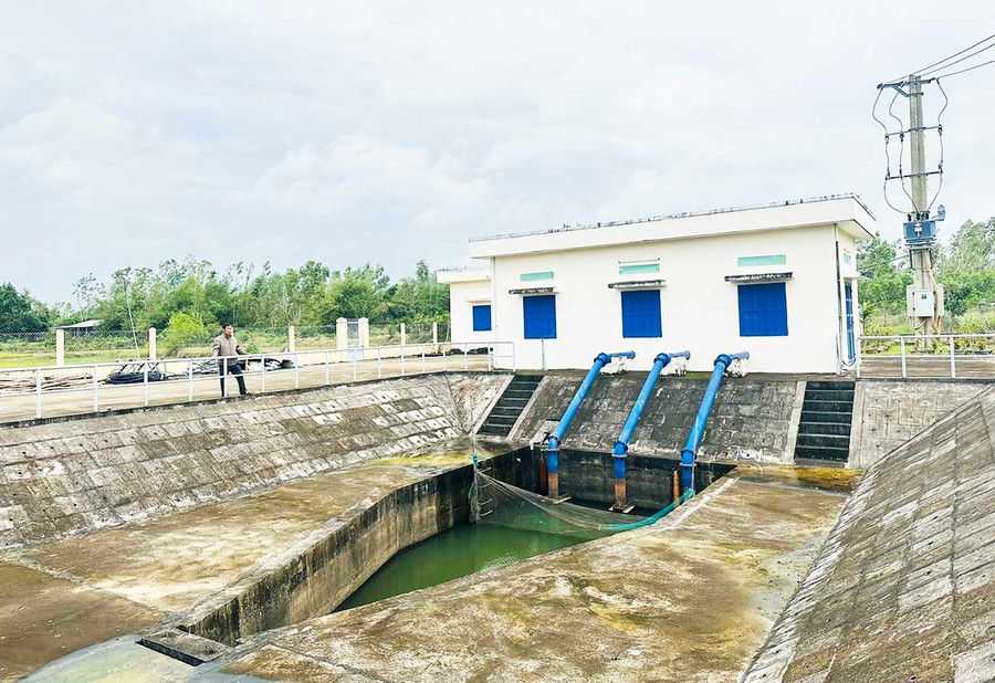 Công trình trạm bơm Chà Rang đi vào hoạt động giúp người dân xã Bình Hiệp canh tác lúa nước hiệu quả hơn. Ảnh: H.T