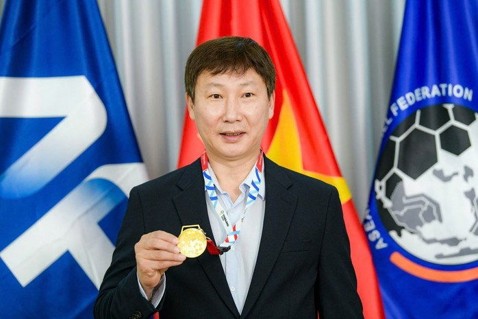 HLV Kim Sang-sik bày tỏ sự cảm ơn, đồng thời khẳng định bản thân sẽ tiếp tục nỗ lực cùng các học trò hướng đến những mục tiêu tiếp theo của bóng đá Việt Nam.