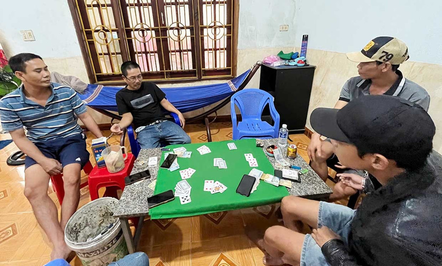 Hiện trường vụ đánh bạc tại nhà riêng ở xã Tuy Phước Bắc. Ảnh: ĐVCC