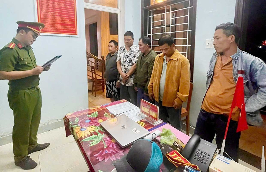 Cơ quan Công an đọc lệnh bắt giữ các đối tượng đánh bạc tại quán nhậu S.Q, khu phố Song Khánh, phường Hoài Nhơn Nam. Ảnh: Nguyễn Giang