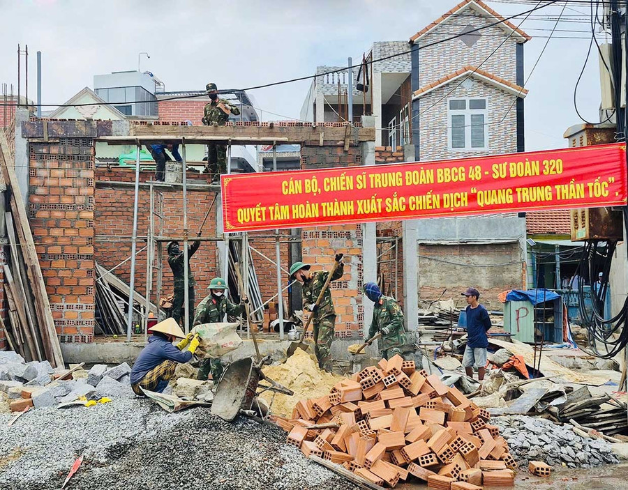 Cán bộ, chiến sĩ Trung đoàn 48 tham gia “Chiến dịch Quang Trung”, hỗ trợ người dân khu vực phía Đông tỉnh sửa chữa, xây dựng lại nhà ở. Ảnh: ĐVCC