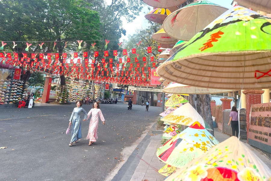 Ngày 23/12, ghi nhận của phóng viên báo Tiền Phong, trên nhiều tuyến đường ở TPHCM – khu vực Bình Dương trước đây đã tràn ngập sắc đỏ, vàng vui tươi đón Tết Dương lịch 2026.