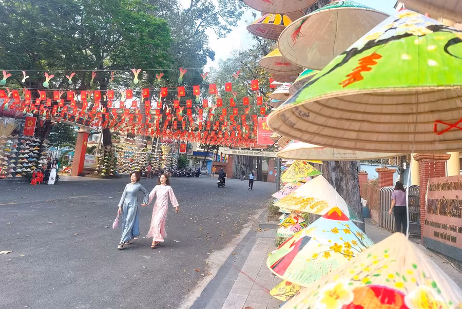 Ngày 23/12, ghi nhận của phóng viên báo Tiền Phong, trên nhiều tuyến đường ở TPHCM – khu vực Bình Dương trước đây đã tràn ngập sắc đỏ, vàng vui tươi đón Tết Dương lịch 2026.