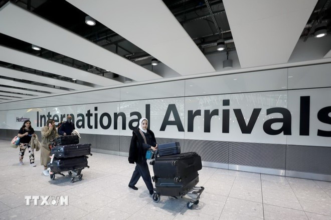 Hành khách tại sân bay Heathrow ở thủ đô London, Anh. (Ảnh: THX/TTXVN)