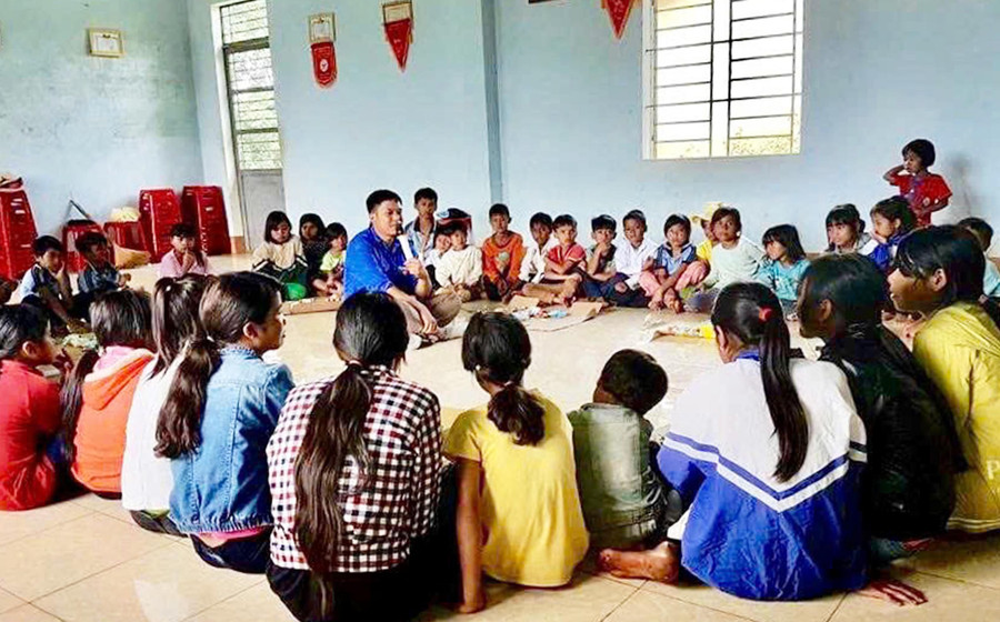 Anh Nguyên dành thời gian để đồng hành với mong muốn tạo sân chơi mang lại niềm vui, ký ức tuổi thơ trọn vẹn cho học sinh có hoàn cảnh khó khăn. Ảnh: NVCC