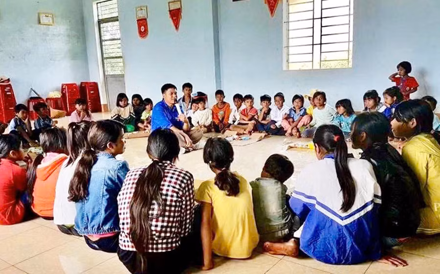 Anh Nguyên dành thời gian để đồng hành với mong muốn tạo sân chơi mang lại niềm vui, ký ức tuổi thơ trọn vẹn cho học sinh có hoàn cảnh khó khăn. Ảnh: NVCC