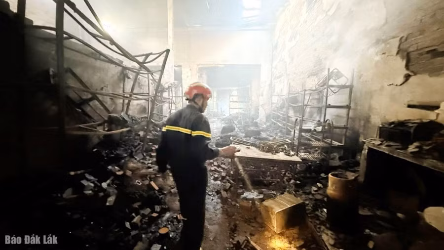 Lực lượng chức năng kiểm tra hiện trường vụ cháy.