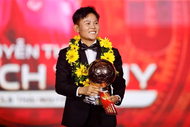Bích Thùy nhận danh hiệu Quả bóng Vàng Nữ năm 2025. (Ảnh: sggp)