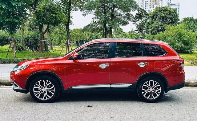 Xe được trang bị mâm 18 inch đi kèm kích thước lốp 225/55. ẢNH: Q.C