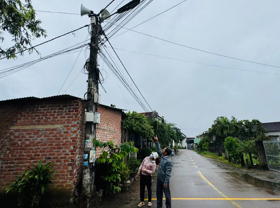 Những cụm loa truyền thanh không dây được lắp đặt dọc các tuyến đường chính là kênh hữu ích đưa thông tin đến người dân. Ảnh: Đinh Yến