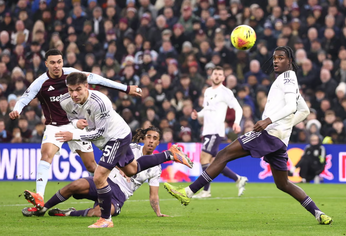 Morgan Rogers mở điểm cho Aston Villa bằng một siêu phẩm