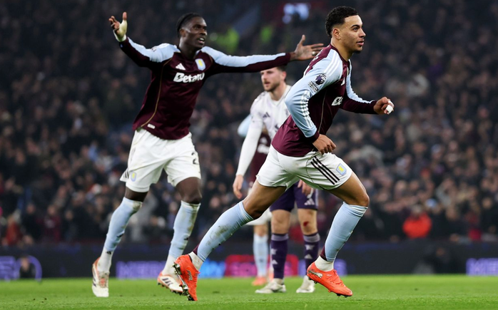 Morgan Rogers hai lần xé lưới Man United