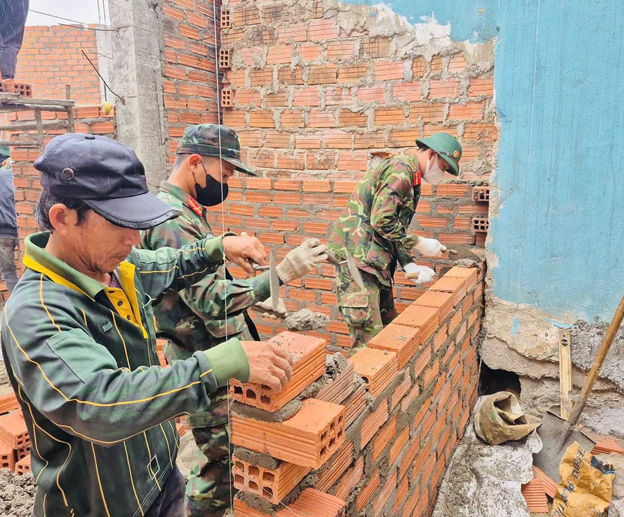Cán bộ, chiến sĩ Trung đoàn 48 tham gia “Chiến dịch Quang Trung”, hỗ trợ người dân khu vực phía Đông tỉnh sửa chữa, xây dựng lại nhà ở. Ảnh: ĐVCC