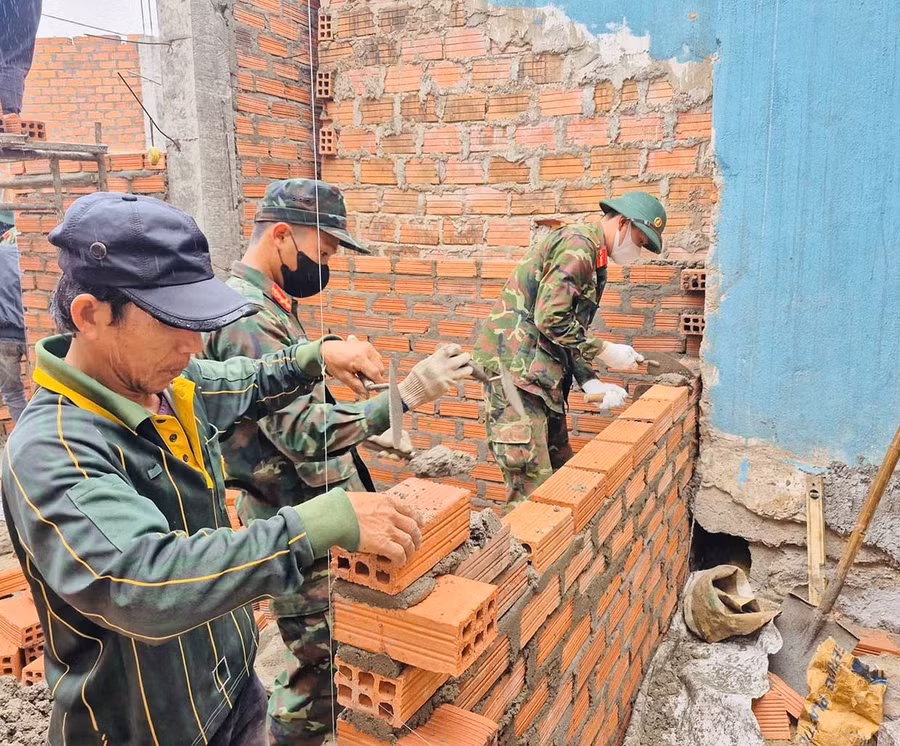 Cán bộ, chiến sĩ Trung đoàn 48 tham gia “Chiến dịch Quang Trung”, hỗ trợ người dân khu vực phía Đông tỉnh sửa chữa, xây dựng lại nhà ở. Ảnh: ĐVCC