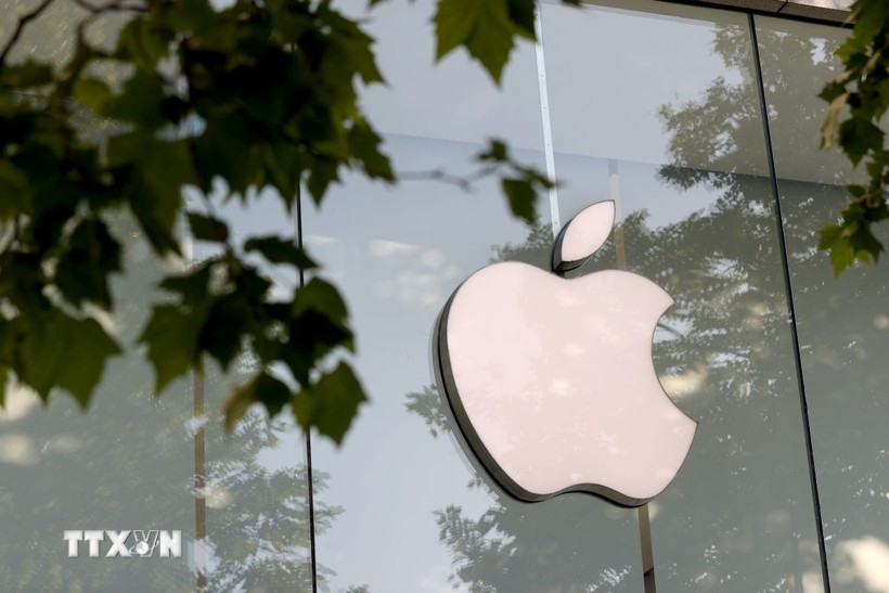 Biểu tượng Apple tại cửa hàng ở Brussels, Bỉ. (Ảnh: THX/TTXVN)