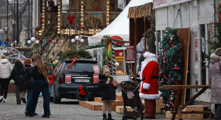 Tại Ukraine, người dân tạm gác lại những thông tin ở tiền tuyến để cùng nhau đón ngày lễ Giáng sinh trọn vẹn. Các hội chợ cũng bắt đầu mở cửa đón du khách tham quan và trải nghiệm. (Ảnh: Nina Liashonok)
