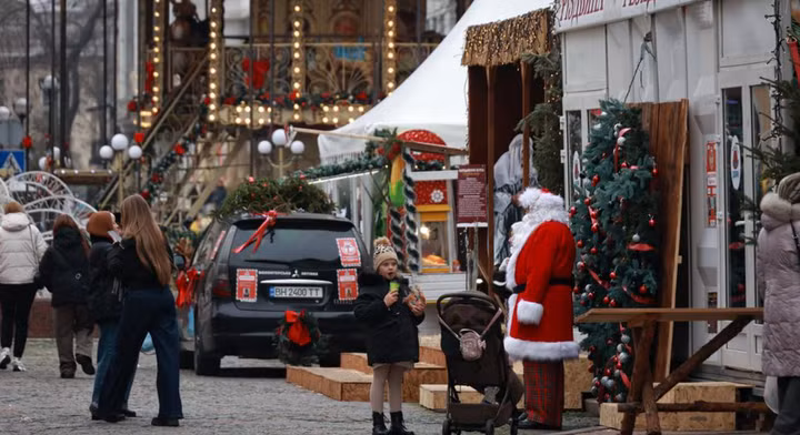 Tại Ukraine, người dân tạm gác lại những thông tin ở tiền tuyến để cùng nhau đón ngày lễ Giáng sinh trọn vẹn. Các hội chợ cũng bắt đầu mở cửa đón du khách tham quan và trải nghiệm. (Ảnh: Nina Liashonok)