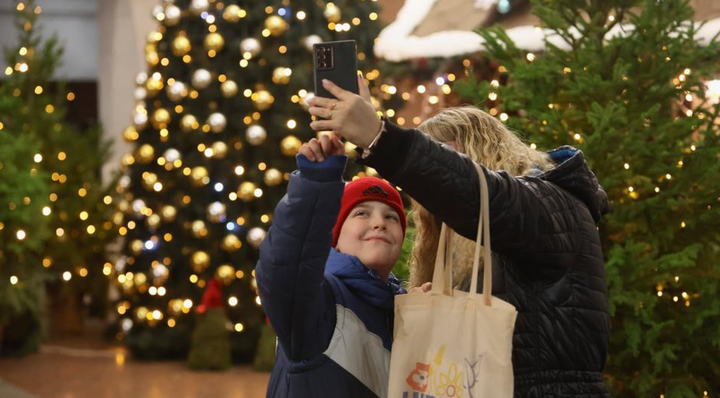 Nhiều tuyến đường và khu vực công cộng ở Ukraine được thắp sáng bằng cây thông và ánh đèn vàng ấm áp. Những ngày này, bạn rất dễ bắt gặp mọi người cùng nhau ghi lại khoảnh khắc tuyệt đẹp trên đường phố. (Ảnh: Viacheslav)