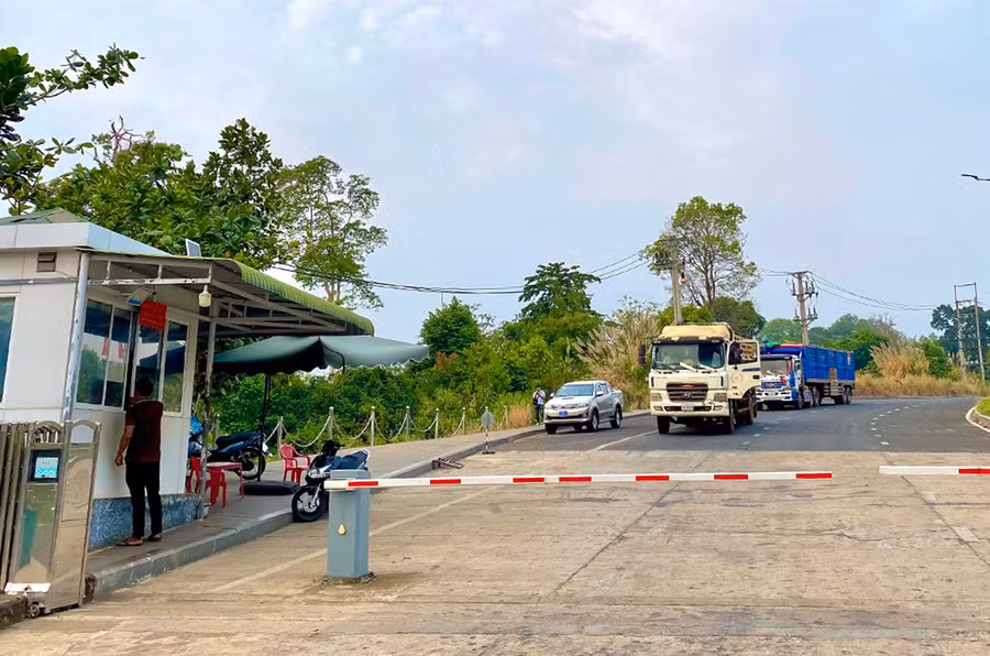 Xe chở hàng xuất khẩu sang Campuchia tại Cửa khẩu quốc tế Lệ Thanh. Ảnh: Hà Duy