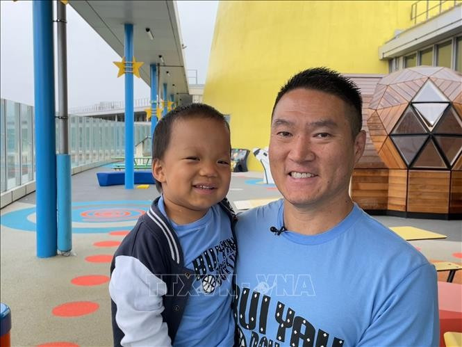 Oliver “Ollie” Chu (ảnh, trái), cậu bé 3 tuổi đến từ California (Mỹ), đang có những tiến triển tích cực sau 9 tháng trở thành người đầu tiên nhận liệu pháp gen mới cho một rối loạn di truyền hiếm gặp mang tên hội chứng Hunter. Đây là một căn bệnh di truyền có triệu chứng giống như chứng mất trí nhớ ở trẻ em, làm giảm tuổi thọ của người mắc. Thử nghiệm lâm sàng do Bệnh viện Nhi Hoàng gia Manchester và Trung tâm Y học Nghiên cứu gene Manchester phối hợp thực hiện. Ảnh: University of Manchester/TTXVN