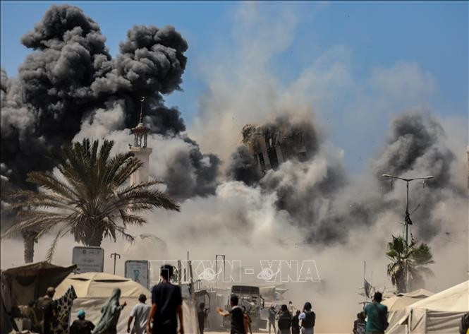 Khói bốc lên sau cuộc không kích của Israel xuống thành phố Gaza ngày 5/9/2025. Ảnh: THX/TTXVN