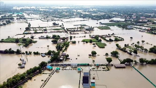 Giới chức Ấn Độ ngày 14/8/2025 cho biết số người thiệt mạng đã tăng lên 60 người, trong khi hơn 200 người mất tích do mưa lớn gây lũ quét nghiêm trọng tại khu vực Kashmir do nước này kiểm soát. Trong ảnh: Ngập lụt tại Noida, Ấn Độ. Ảnh: ANI/TTXVN