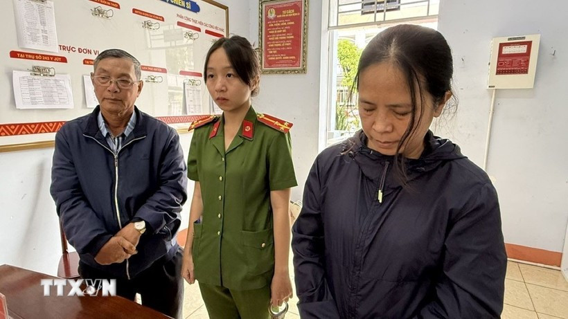 Đối tượng Đoàn Uyên Thao (nữ khoác áo đen). (Ảnh: TTXVN phát)