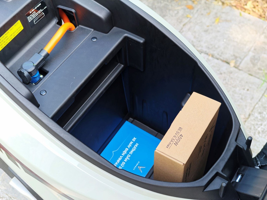 “Cốp xe Feliz rộng đến 34 lít, tôi để thoải mái hai mũ bảo hiểm, ô che nắng, áo khoác và cả bộ áo mưa mà vẫn vừa. Với nam giới thì sự gọn gàng này là điểm cộng cực lớn”, anh hào hứng.