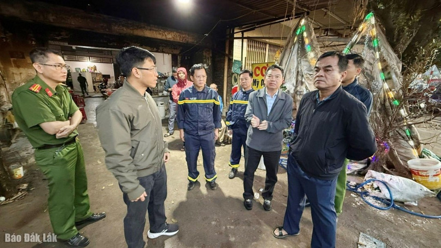 Giám đốc và Phó Giám đốc Công an tỉnh Đắk Lắk trực tiếp có mặt tại hiện trường chỉ đạo công tác sau chữa cháy.