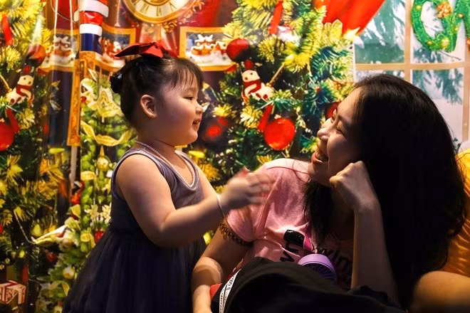 Các em nhỏ chụp ảnh cùng gia đình.