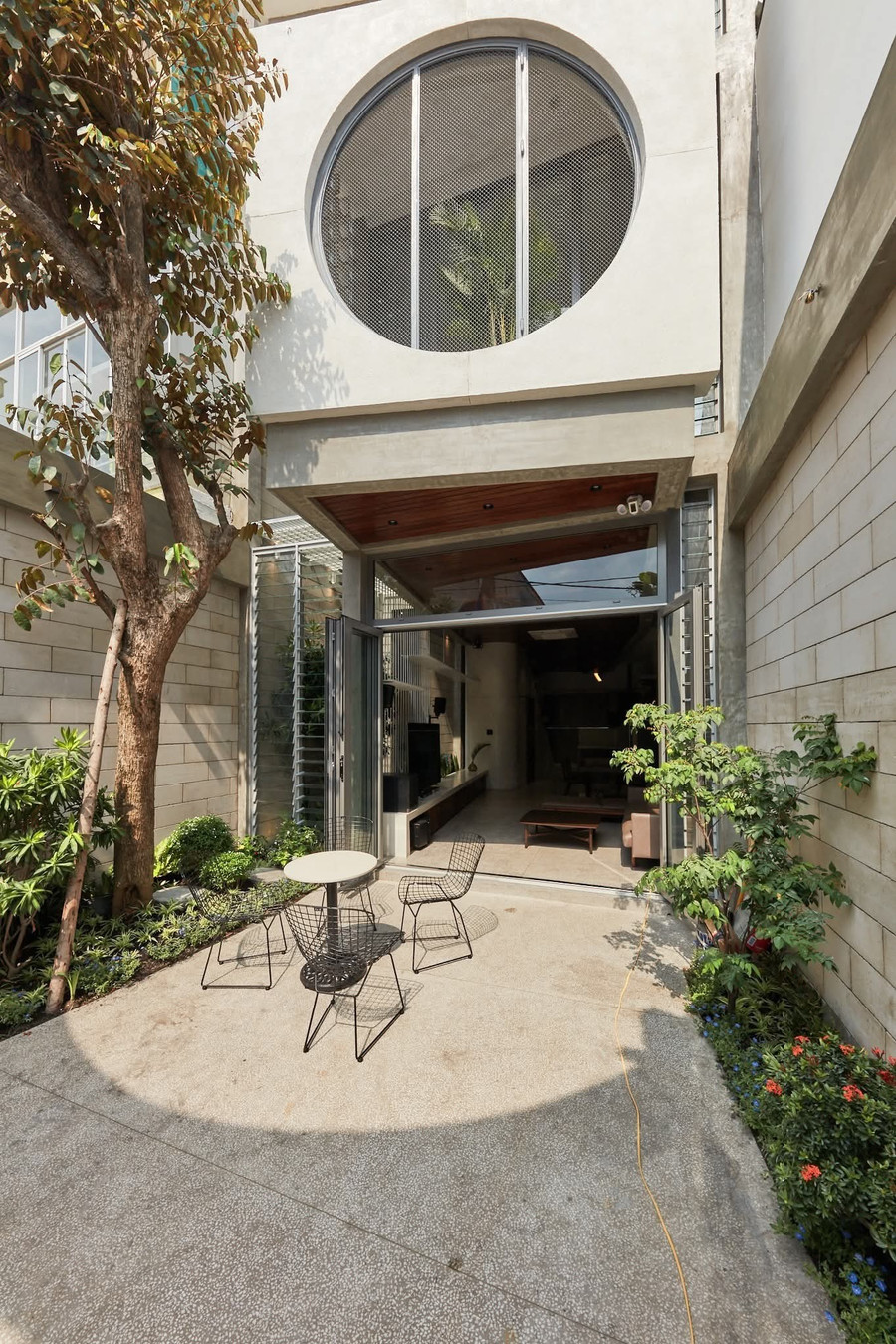 Bên trong, không gian được thiết kế đơn giản nhưng cá tính, mang đậm dấu ấn của gia chủ.