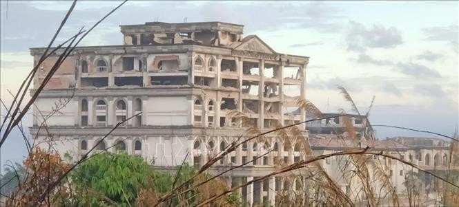 Toà nhà của cư dân ở tỉnh Pursat (Campuchia) bị phá huỷ trong vụ xung đột biên giới Campuchia -Thái Lan, ngày 13/12/2025. Ảnh: THX/TTXVN