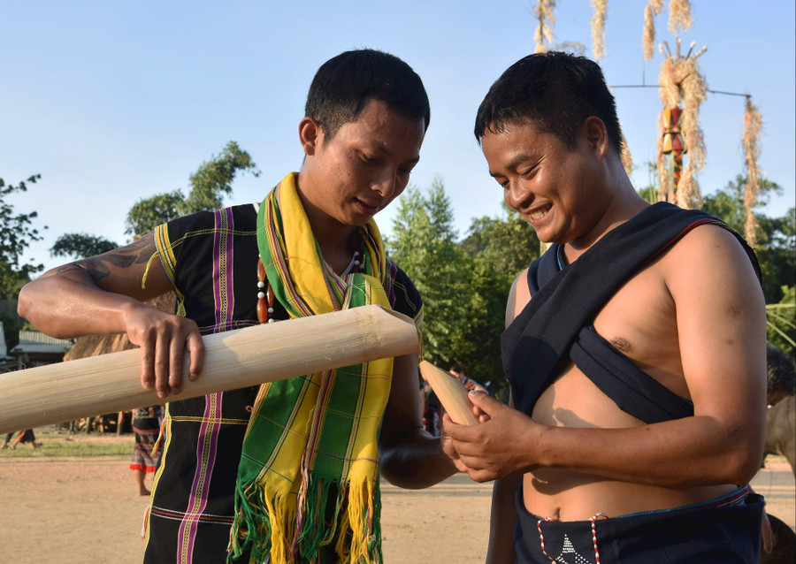 Cùng nhau thưởng thức rượu tơr’đin.