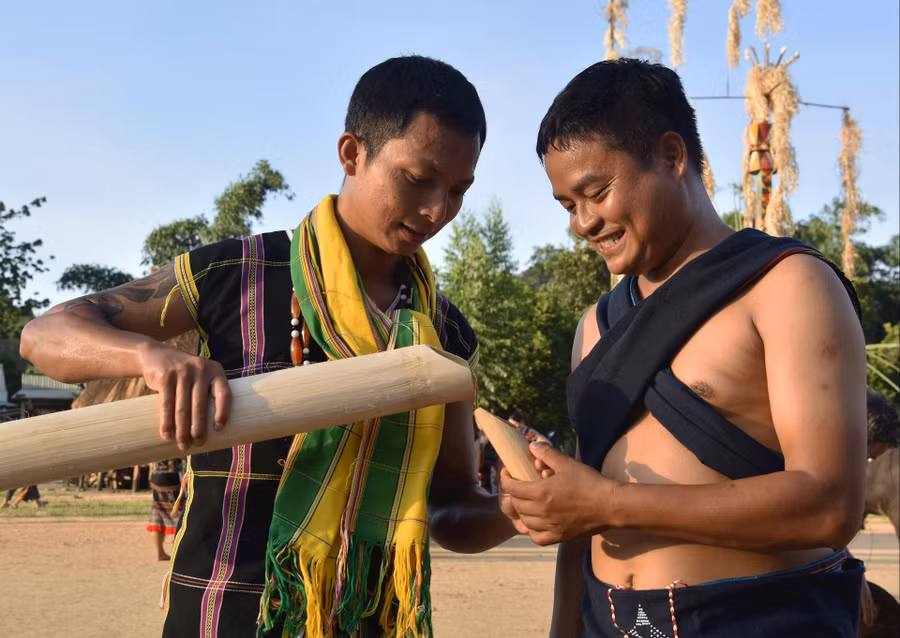 Cùng nhau thưởng thức rượu tơr’đin.